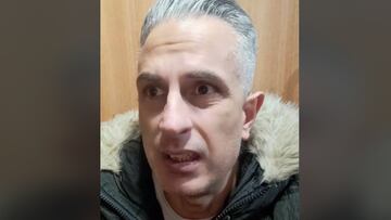 Se da cuenta de la forma de vestir de la madre y la niña en la cola: su gesto le lleva a ser echado del supermercado