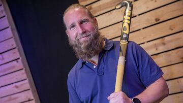 El seleccionador espa&ntilde;ol de hockey hierba femenino Adrian Lock posa durante el Coloquio AS Ol&iacute;mpicos.