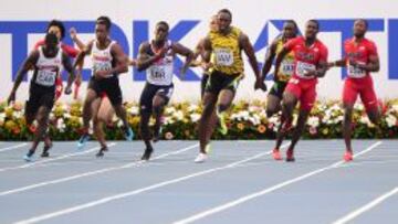 Usain Bolt afronta la última recta del 4x100 metros junto al estadounidense Justin Gatlin, al que batió claramente.