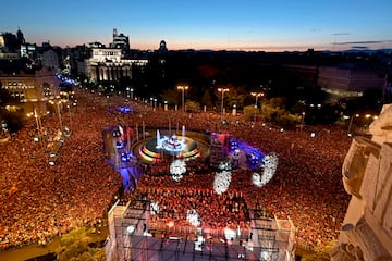 MADRID, 15/07/2024.- Miles de aficionados se concentran este lunes en Cibeles para celebrar con la selección española el título de campeones de la Eurocopa tras vencer ayer en la final a Inglaterra.