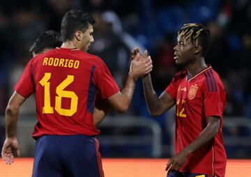 El jugador español, Nico Williams, celebra con Rodrigo el 0-3 para la selección española. 