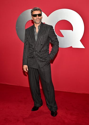 Oscar Isaac posa en la alfombra roja de la gala 'Hombres del año 2025' de GQ en Los Ángeles.