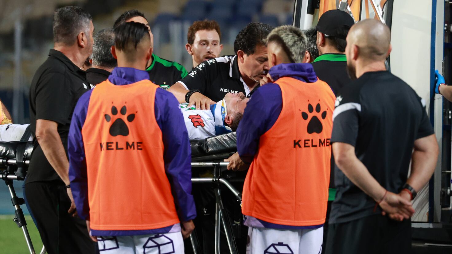 Preocupación en la B: Jugador sale en ambulancia Preocupación en la B: Jugador sale en ambulancia