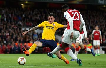 Danny Welbeck y José María Giménez.