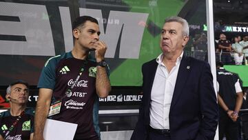 ARLINGTON, TEXAS - SEPTEMBER 10: Assistant head coach of Mexico Rafael Marquez and Head coach of Mexico Javier Aguirre speak prior to an international friendly match between Mexico and Canada at AT&T Stadium on September 10, 2024 in Arlington, Texas.   Omar Vega/Getty Images/AFP (Photo by Omar Vega / GETTY IMAGES NORTH AMERICA / Getty Images via AFP)