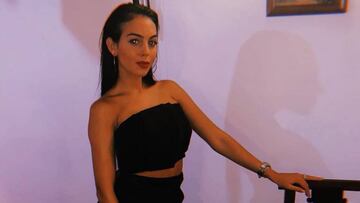 Georgina Rodríguez posando en un restaurante italiano.