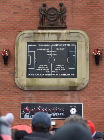 Se cumplen 60 años de la tragedia aérea que acabó con la vida de 23 personas, ocho de ellos futbolistas del equipo inglés al que llamaban 'Busby Babes'. El Manchester United realizó un bonito memorial en el partido de la Premier frente a Huddersfield Town.