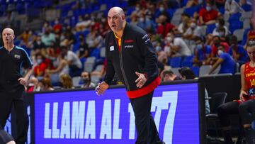 Lucas Mondelo da instrucciones a sus jugadores durante el amistoso entre Espa&ntilde;a y Francia de M&aacute;laga.