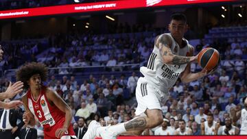 Gaby Deck, alero del Real Madrid, se lanza a por un balón ante el Olympiacos en la segunda jornada de la Euroliga.