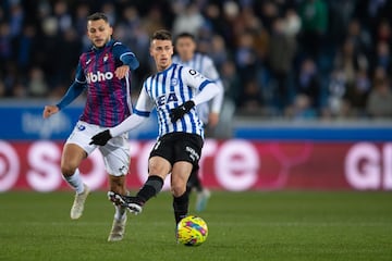 El que fuera capitán del Real Madrid Castilla se marchó al Deportivo Alavés el pasado curso a mitad de temporada. Fue titular indiscutible y este verano los 'babazorros' se han hecho con sus servicios hasta 2027.  