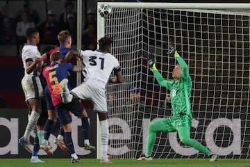 2-3. C¨®rner que lanza Hakan ?alhanoglu, mide mal Wojciech Szczesny y el defensa neerland¨¦s remata en boca de gol.