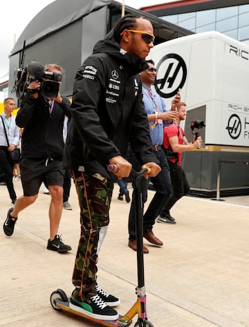 Lewis Hamilton llegando al circuito de Silverstone. 