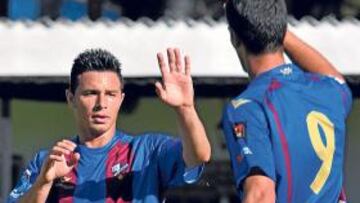 <b>EL MEJOR ALIADO. </b>Rubén Castro ha encontrado en Roberto un complemento ideal en la delantera.