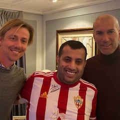 El jeque del Almería posa con Zidane y le vacila con Materazzi