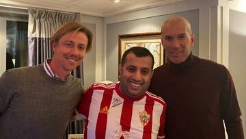 El jeque del Almería posa con Zidane y le vacila con Materazzi