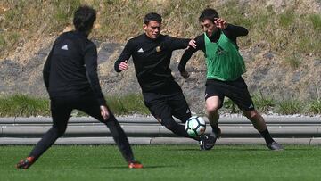 Oyarzabal, que con Imanol juega tras el punta, se va del mexicano Moreno en un entrenamiento de esta semana.