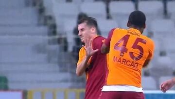 Marcao, agrediendo a Akturkoglu.