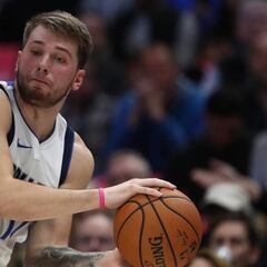Un gran Doncic (27) no puede con un Antetokounmpo imparable