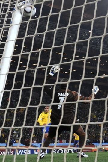 Luis Fabiano abrió el marcador en el encuentro entre Brasil y Costa de Marfil con un potente derechazo: Kaká le había metido un pase en profundidad, el delantero se deshizo de Kolo Touré con una ágil finta y batió a Barry, meta costamarfileño.