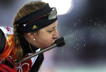 Franziska Preuss limpia su rifle antes de disparar durante la prueba de biathlon de 4x6 km 