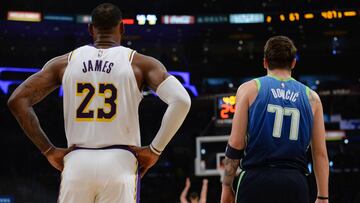 December 1, 2019; Los Angeles, CA, USA; Los Angeles Lakers forward LeBron James (23) and Dallas Mavericks forward Luka Doncic (77) during a stoppage in play in the second half at Staples Center. Mandatory Credit: Gary A. Vasquez-USA TODAY Sports
 PUBLICADA 26/12/19 NA MA26 4COL