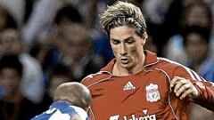 <b>LEÑA. </b>Torres contra el Oporto. El delantero español del Liverpool probó la dureza de la Champions.