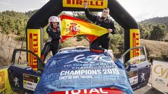 Efr&eacute;n Llarena y Sara Fern&aacute;ndez posan como campeones del European Rally Championship de Chipre.