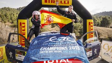 Efr&eacute;n Llarena y Sara Fern&aacute;ndez posan como campeones del European Rally Championship de Chipre.