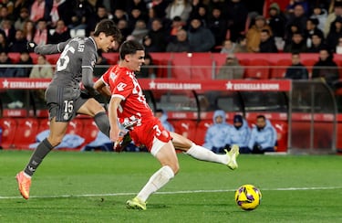 0-2. Asistencia de Jude Bellingham al espacio para la carrera del jugador turco del Real Madrid. El dorsal 15 aguanta, le gana la posición a Miguel Gutiérrez y finaliza con un disparo cruzado, raso, con la zurda, para superar la estirada de Paulo Ganazzaniga.