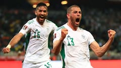 El jugador de Argelia Islam Slimani celebra su gol contra Camer&uacute;n en el partido de clasificaci&oacute;n para el Mundial de Qatar.