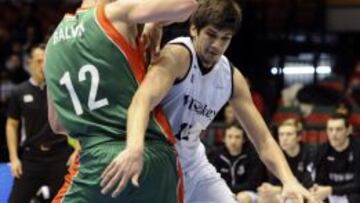 Marco Todorovic trata de irse de Ondrej Balvin.