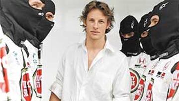 <b>Modelo por unas horas</b>. Polémicas al margen, Button sigue con la apretada agenda de un piloto de F-1. En Malaisia, el ídolo británico ejerció durante unas horas como modelo fotográfico,posando con las prendas de conocidos diseñadores. Y la experiencia le encantó: Siempre es divertido probarse ropa que está tan de moda. Además me han hecho un reportaje diferente, centrado en cómo es mi vida fuera de los circuitos.