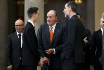 El Rey emérito Juan Carlos I y el Rey Felipe VI charlan con Jesús Tortosa. 