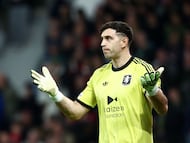 Aston Villa's Argentinian goalkeeper #23 Emiliano Mart�nez reacts during the UEFA Europa League round of 16 first leg football match between Lille (LOSC) and Aston Villa at the Pierre-Mauroy Stadium in Villeneuve-d'Ascq, northern France, on March 12, 2026. (Photo by Sameer AL-DOUMY / AFP)