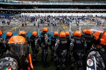 Los radicales del Gremio saltaron al terreno de juego durante el encuentro frente a la Sociedade Esportiva Palmeiras. Los asaltantes destrozaron el VAR como protesta de la derrota. 