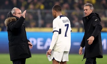 Luis Campos, con Kylian Mbappe y Luis Enrique. (Photo by FRANCK FIFE / AFP)