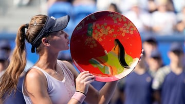 Veronika Kudermetova besa el trofeo de campeona del WTA 500 de Tokio.