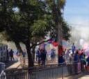 Hinchas de la U llegan al CDA a protestar contra Azul Azul