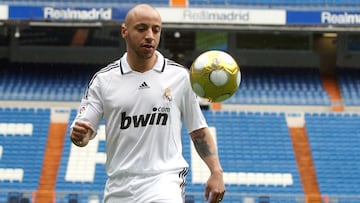 Faubert da toques durante su presentacin con el Real Madrid.