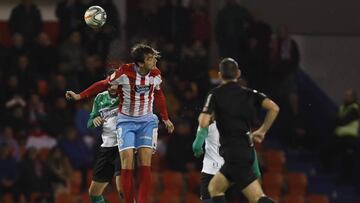 Barreiro cabecea durante el partido del Lugo contra el Racing de Santander.