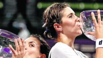 <b>CAMPEONAS. </b>La mallorquina Nuria Llagostera (izquierda) y la murciana María José Martínez degustan su triunfo en Doha (Qatar).