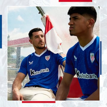 Recuperando los colores iniciales de la instituci¨®n vasca, la camiseta del Athletic trae una camiseta color azul navarra con gr¨¢ficas que evocan el movimiento de la R¨ªa de Bilbao y en el cuello, peque?os cuadrados rojos, que combinan con sus colores actuales que transmiten la esencia del Pa¨ªs Vasco.