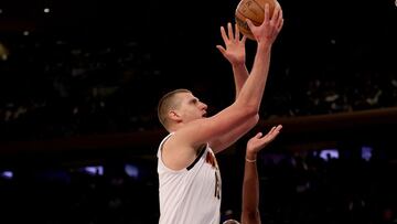 NEW YORK, NEW YORK - DECEMBER 04: Nikola Jokic #15 of the Denver Nuggets heads for the net in the first half against the New York Knicks at Madison Square Garden on December 04, 2021 in New York City. NOTE TO USER: User expressly acknowledges and agrees that, by downloading and or using this photograph, User is consenting to the terms and conditions of the Getty Images License Agreement. Elsa/Getty Images/AFP
== FOR NEWSPAPERS, INTERNET, TELCOS & TELEVISION USE ONLY ==