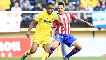 Bakambu conduciendo el balón, durante un partido entre Sporting de Gijón y Villarreal de Liga BBVA.