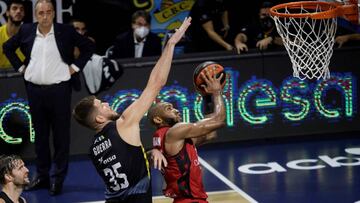 GRAF8671. LA LAGUNA, 21/09/2020.- El escolta del Casademont Zaragoza Rashid Sulaimon (d) defendido por el pívot Fran Guerra, del Iberostar Tenerife, durante el partido de la Liga ACB disputado este lunes en el pabellón Santiago Martín de La Laguna (Tenerife).EFE/Ramón de la Rocha