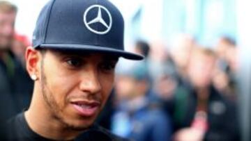 Lewis Hamilton habla con los medios en Jerez.