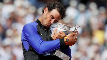 Nadal besa la Copa de los Mosqueteros tras conquistar Roland Garros.