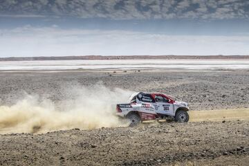 El asturiano se divierte en Sud¨¢frica con el coche ganador del rally junto a De Villiers y empieza a valorar de manera seria competir en la carrera del desierto.