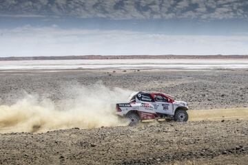 El asturiano se divierte en Sudáfrica con el coche ganador del rally junto a De Villiers y empieza a valorar de manera seria competir en la carrera del desierto.