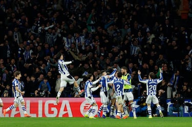 2-1. Gonçalo Guedes celebra el segundo tanto con sus compañeros.